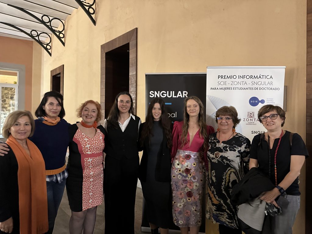 Las premiadas: Cristina Bolaños Peño, Práxedes Martínez Moreno y Sofía Strukova, junto con las representantes de los clubs de Madrid Km0 y Andalucía Málaga de ZONTA Internacional